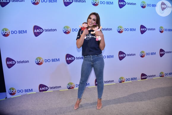 Nicole Bahls usa look básico com calça jeans e salto para participar do Teleton nesta sexta-feira, dia 26 de outubro de 2019