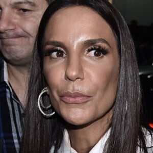 Ivete usa camisa branca com detalhe de veludo para participar do Teleton nesta sexta-feira, dia 26 de outubro de 2019