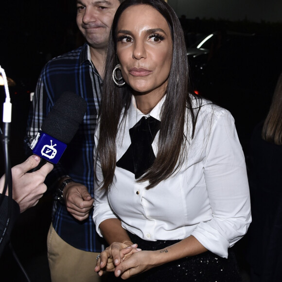 Ivete usa camisa branca com detalhe de veludo para participar do Teleton nesta sexta-feira, dia 26 de outubro de 2019