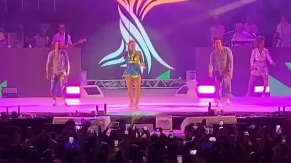 Claudia Leitte usa vestido azul com  amarelo para volta aos palcos após gravidez neste sábado, dia 26 de outubro de 2019