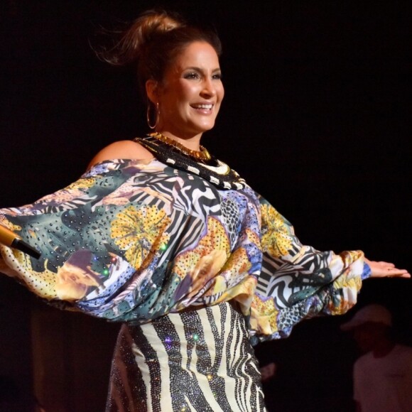 Claudia Leitte mostra corpo sarado ao dançar muito em 1º show após nascimento de Bella neste sábado, da 26 de outubro de 2019