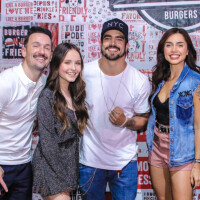 Caio Castro inaugura hamburgueria e recebe Larissa Manoela, Fiuk e mais famosos