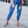 Lenço no look e sandália de amarração: 2 trends de verão que você já pode usar já!