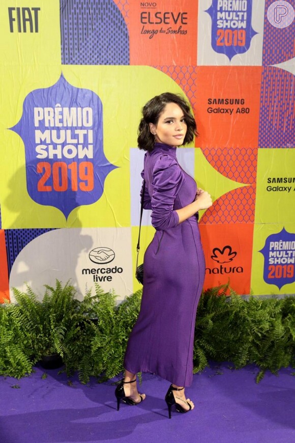 Carol Macedo apostou em um vestido longo roxo e elegante para o Prêmio Multishow 2019