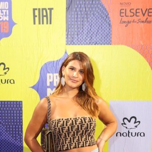 Giulia Costa escolheu um look despojado com jeans e coturno para o Prêmio Multishow, que aconteceu nesta terça-feira, 29 de outubro de 2019