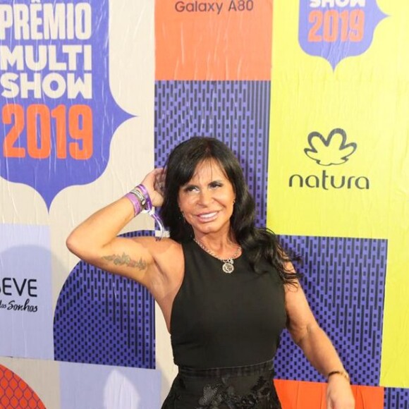 Gretchen apostou em um vestido longo preto com a parte de saia com transparência para o Prêmio Multishow