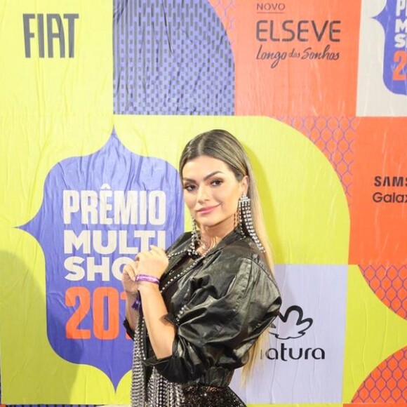 Kelly Key usou um look com transparência e detalhe de franjas metalizadas para o Prêmio Multishow