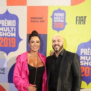 Gracyanne Barbosa escolheu o rosa como ponto de cor no look preto do Prêmio Multishow