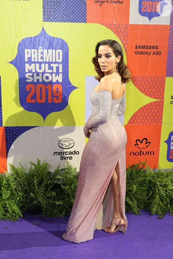 Anitta apostou em vestido longo com brilho escolhidos pelo stylist André Philipe