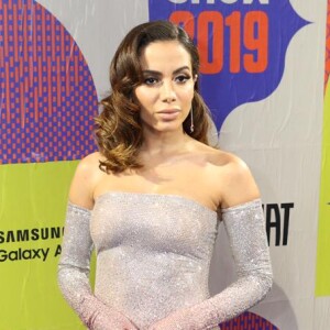 No Prêmio Multishow, Anitta apostou em modelo tomara que caia da estilista Andrea Ernica, caprichado no brilho em degradê de branco e rosa