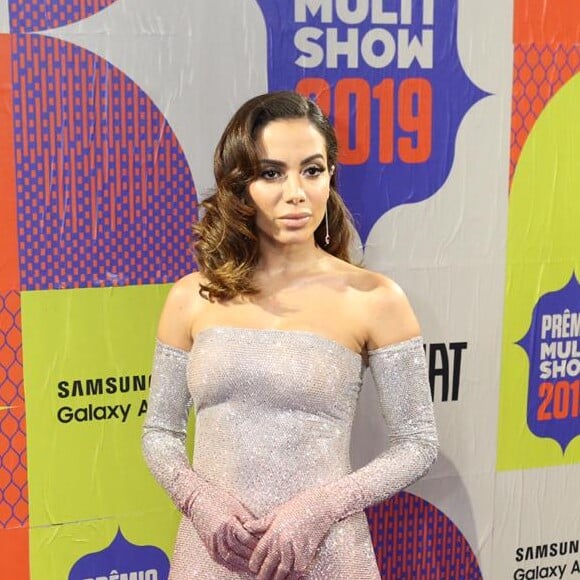 No Prêmio Multishow, Anitta apostou em modelo tomara que caia da estilista Andrea Ernica, caprichado no brilho em degradê de branco e rosa