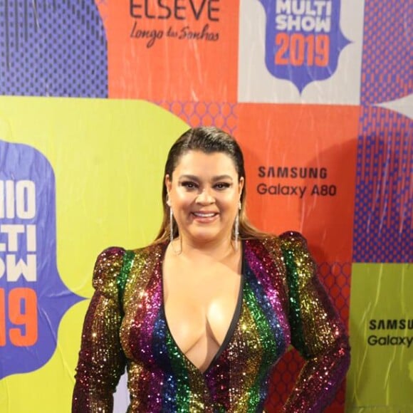 Preta Gil escolheu um vestido arco-íris para apresentar uma das categorias do Prêmio Multishow 2019