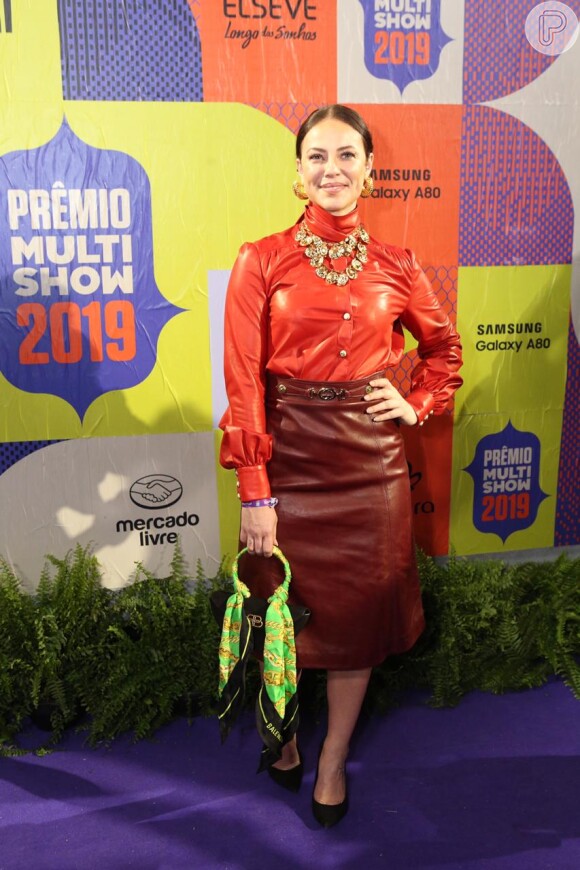 Paolla Oliveira apostou em um look com tons quentes de vermelho e vinho para o Prêmio Multishow