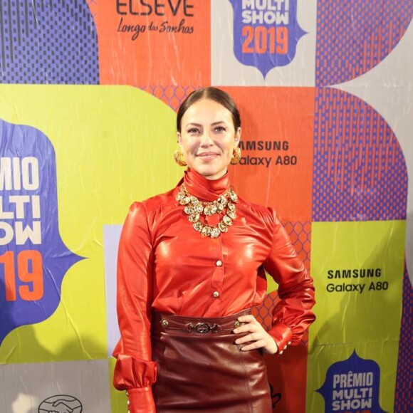 Paolla Oliveira apostou em um look com tons quentes de vermelho e vinho para o Prêmio Multishow