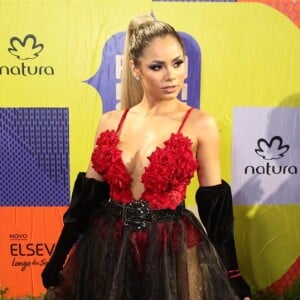 Lexa escolheu um vestido de gala super volumoso e com transparência do estilista Ruy dos Anjos para o Prêmio Multishow