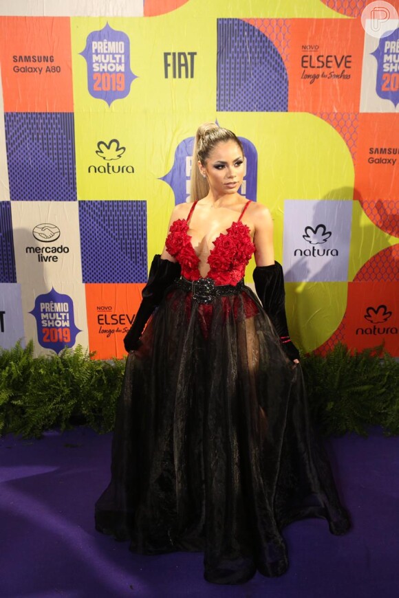 Lexa escolheu um vestido de gala super volumoso e com transparência do estilista Ruy dos Anjos para o Prêmio Multishow