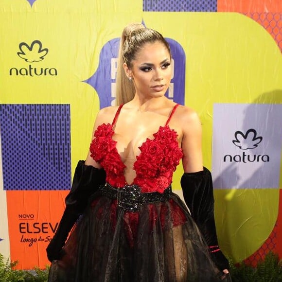 Lexa escolheu um vestido de gala super volumoso e com transparência do estilista Ruy dos Anjos para o Prêmio Multishow