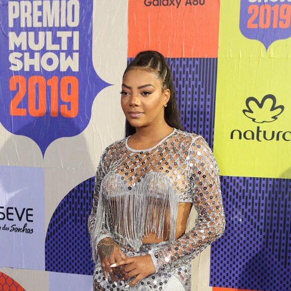 Ludmilla apostou na transparência, no brilho e nas franjas metalizadas em seu look do Prêmio Multishow 2019