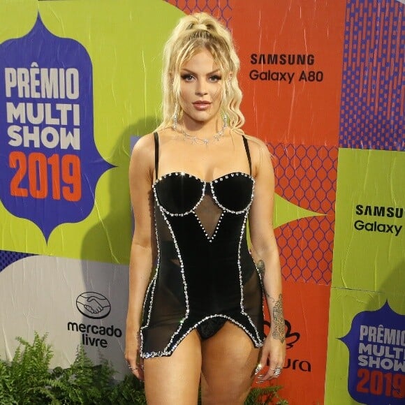 Luísa Sonza escolheu um vestido curto com transparência e cristais para o Prêmio Multishow 2019