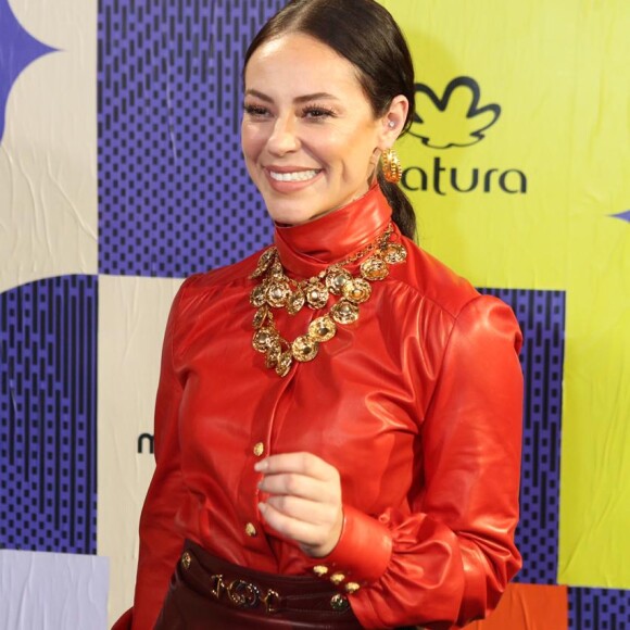 Paolla Oliveirausa blusa de manga comprida com com gola alta para Prêmio Multishow 2019 nesta terça-feira, dia 29 de outubro de 2019