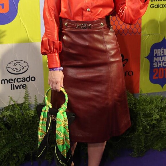 Paolla Oliveira usa saia midi de couro para Prêmio Multishow 2019 nesta terça-feira, dia 29 de outubro de 2019