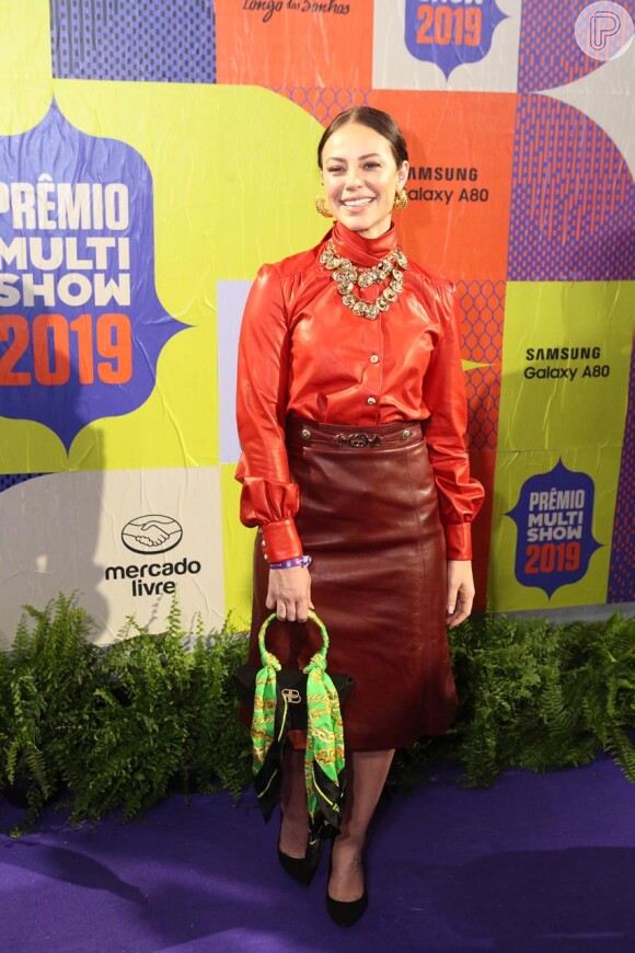 Paolla Oliveira usa bolsa com lenço colorido para Prêmio Multishow 2019 nesta terça-feira, dia 29 de outubro de 2019
