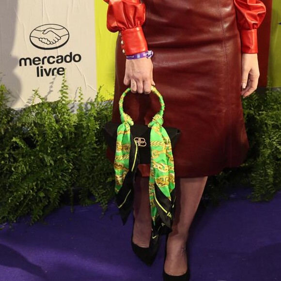 Paolla Oliveira usa bolsa com lenço colorido para Prêmio Multishow 2019 nesta terça-feira, dia 29 de outubro de 2019