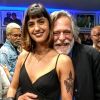Aos 73 anos, José de Abreu engata namoro com Carolynne Junger, de 22 anos