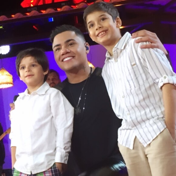 Filho caçula de Cristiano Araújo curtiu show do tio Felipe Araújo com irmão