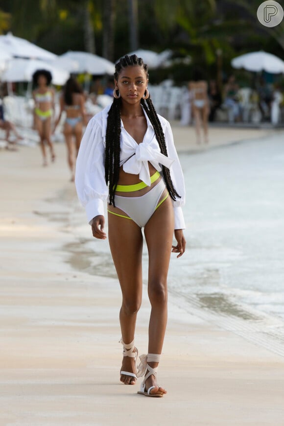 A calcinha asa-delta é superfeminina e alonga a silhueta no look moda-praia