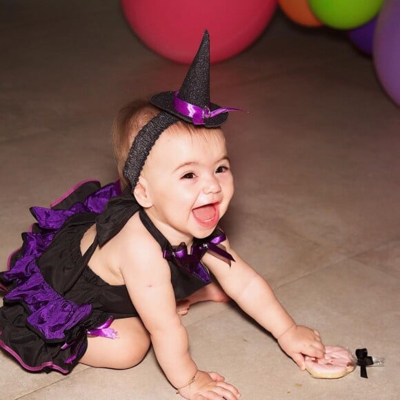 Filha de Sabrina Sato, Zoe ganhou festa de Halloween para comemorar seus 11 meses