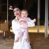 Filha de Sabrina Sato, Zoe achou graça de maquiagem da mãe para festa de Halloween