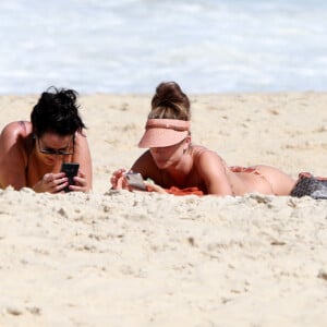 Grazi Massafera foi fotografada de bruços na areia