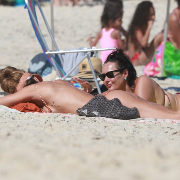 Grazi Massafera aproveota dia de sol quente no Rio