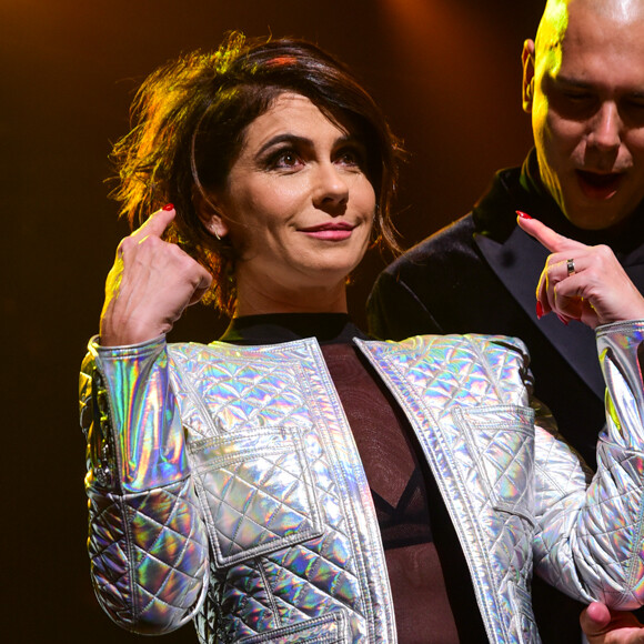 Giovanna Antonelli constrói penteado messy em evento de beleza