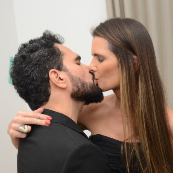 Mesa de jantar da casa de Luciano Camargo chamou atenção em foto postada pela mulher do cantor, Flavia Camargo: 'Impressionada com a quantidade de cadeiras'