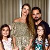 Mesa de jantar da casa de Luciano Camargo chamou atenção em foto postada pela mulher do cantor, Flavia Camargo, ao receber 12 amigos