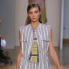 Moda nas passarelas: a versão alongada do colete apareceu no desfile da Cividini, no Milan Fashion Week, em um conjuntinho listrado
