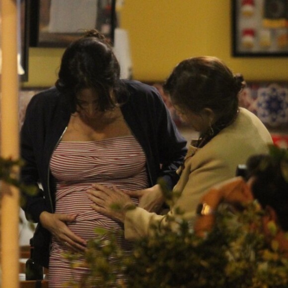 Grávida pela primeira vez, Giselle Itié foi paparicada pela mãe durante jantar