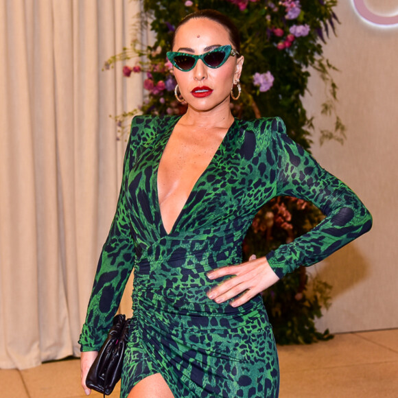 Sabrina Sato aposta em vestido slim e cintura franzida para evento em São Paulo