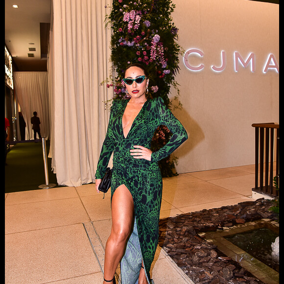 Sabrina Sato apostou em maquiagem com boca vermelha e acessórios dourados minimalistas para evento