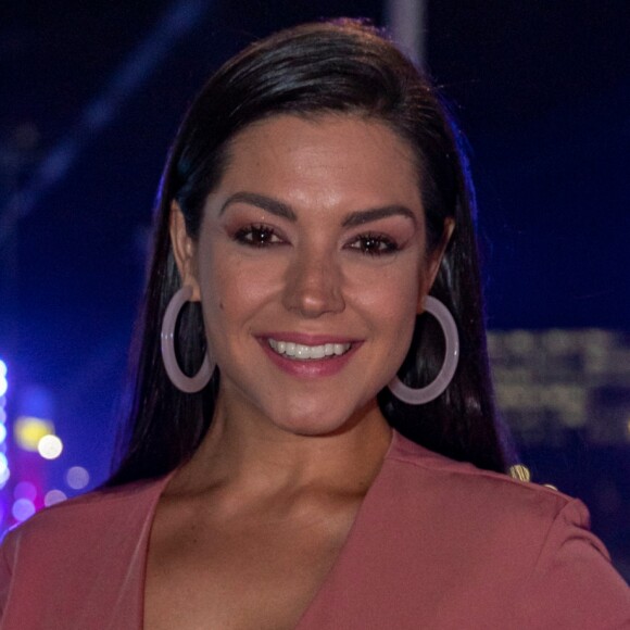 Thais Fersoza deixou as pernas à mostra e ganhou elogios dos internautas