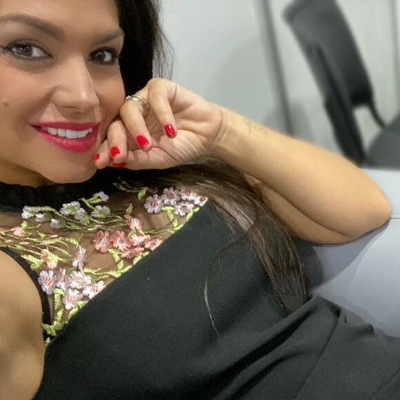Pernas de Thais Fersoza foi destaque em foto da atriz no Instagram