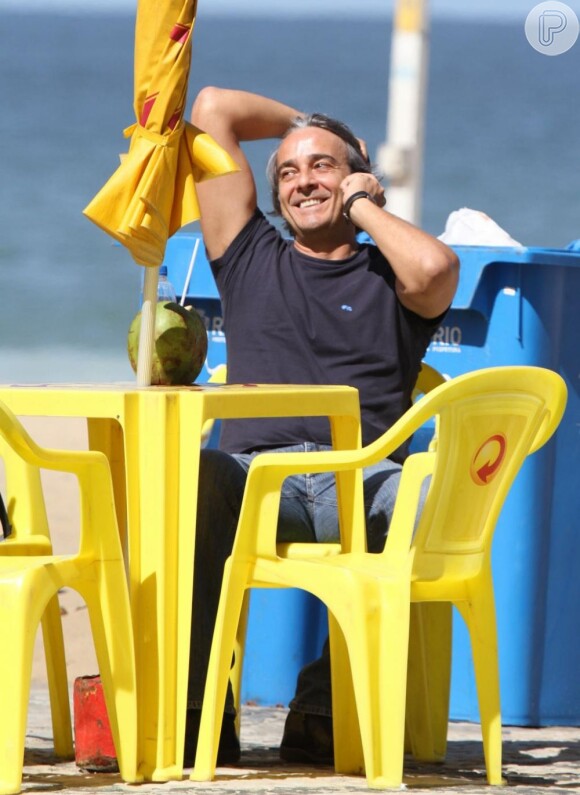 O ator aproveitou o dia de sol para relaxar na orla de Ipanema, em agosto de 2012
