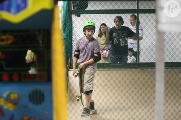 Alexandre Borges assisti seu filho, Miguel (12), na pista de skate no Barra Garden na Barra da Tijuca, em agosto de 2012