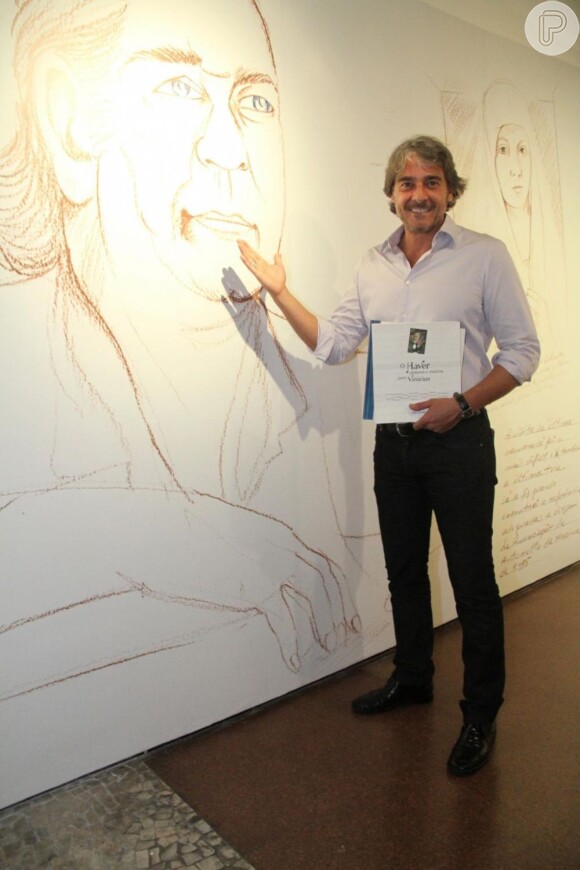 O galã foi conferir a abertura da exposição 'O Haver Pinturas e Músicas para Vinicius de Moraes', em setembro de 2012.
