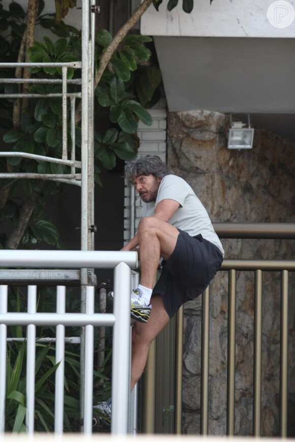 Alexandre teve que se virar no 30 para escalar as grades de um prédio nas gravações de 'Avenida Brasil', em outubro de 2012