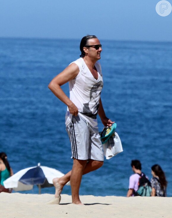 Alexandre Borges curtiu o dia ensolarado para dar um mergulho na praia em Ipanema, em agosto de 2012