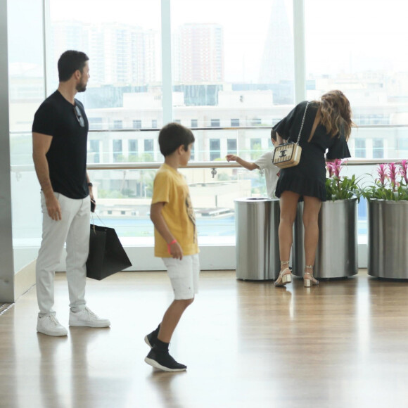 Juliana Paes é clicada analisando plantas do shopping