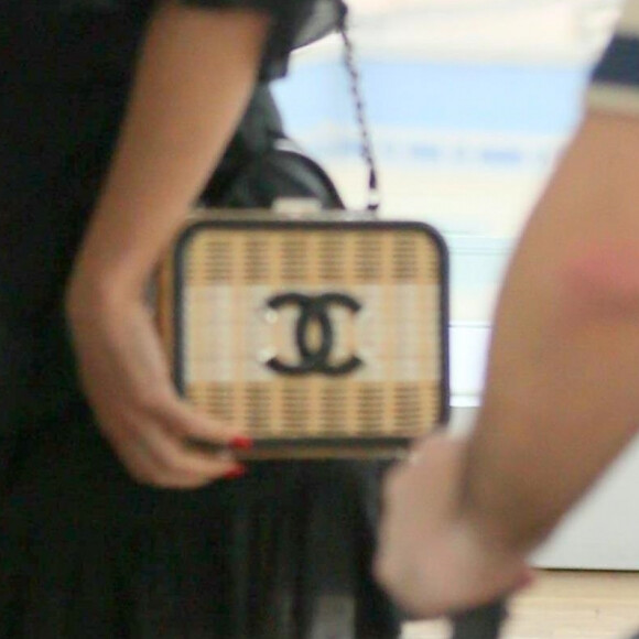 Juliana Paes apostou para passeio em bolsa de palha da Chanel